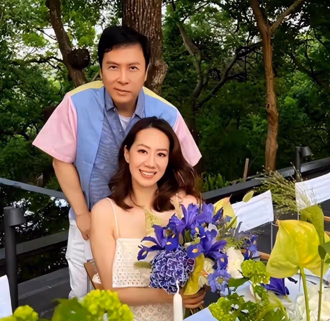 甄子丹為41歲嬌妻慶生,汪詩詩穿「開衩裙長腿」搶鏡,一家人身材都好,網友:人生贏家