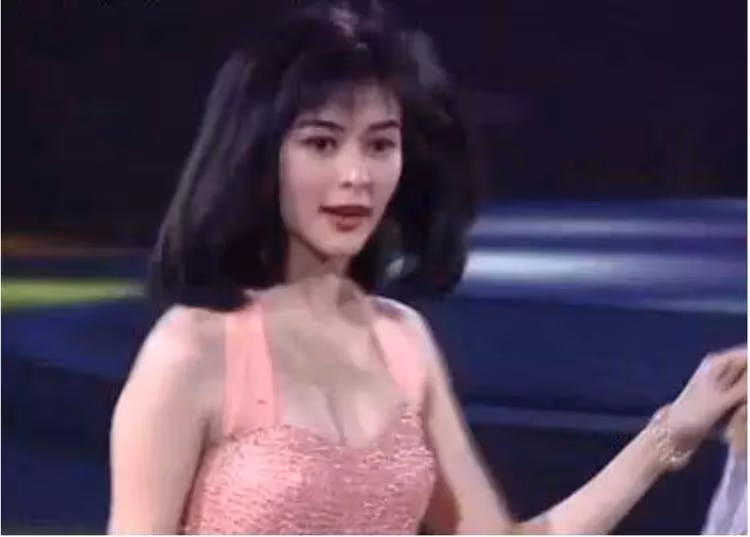 關之琳年輕時有多美?張學友牽她出來那刻,網友:簡直傾國傾城!