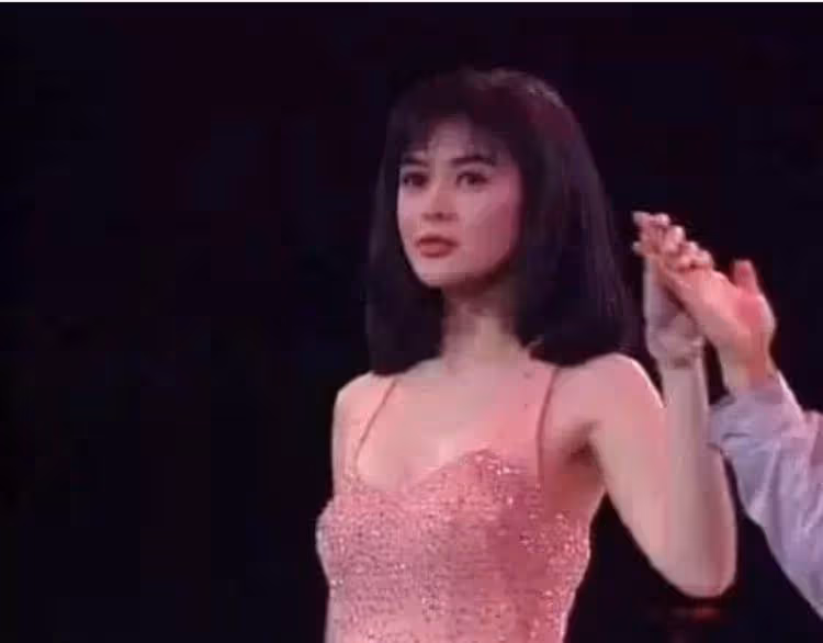 關之琳年輕時有多美?張學友牽她出來那刻,網友:簡直傾國傾城!