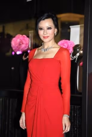 58歲「電眼美人」李美鳳近照曝光,身穿黑色抹胸裙仍有氣場,網友:氣質高級還是那麼美
