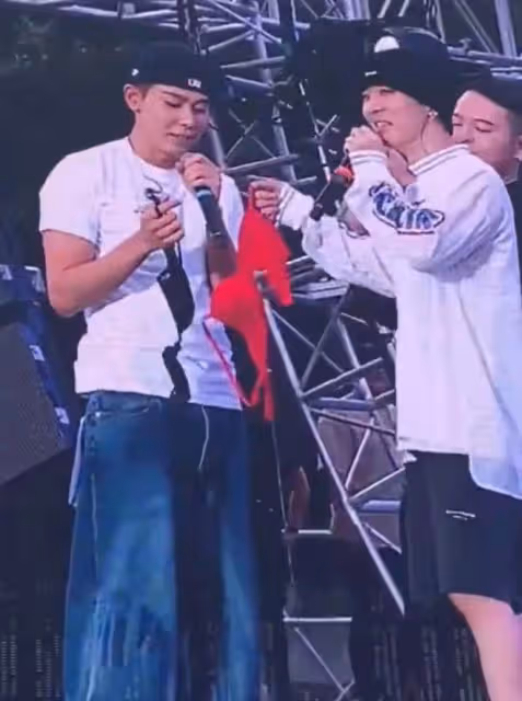 知名韓星舞台上被扔紅色內衣,撿起後用其打招呼,舉止尷尬遭吐槽