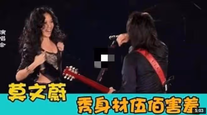 知名韓星舞台上被扔紅色內衣,撿起後用其打招呼,舉止尷尬遭吐槽