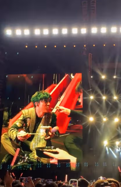 知名韓星舞台上被扔紅色內衣,撿起後用其打招呼,舉止尷尬遭吐槽
