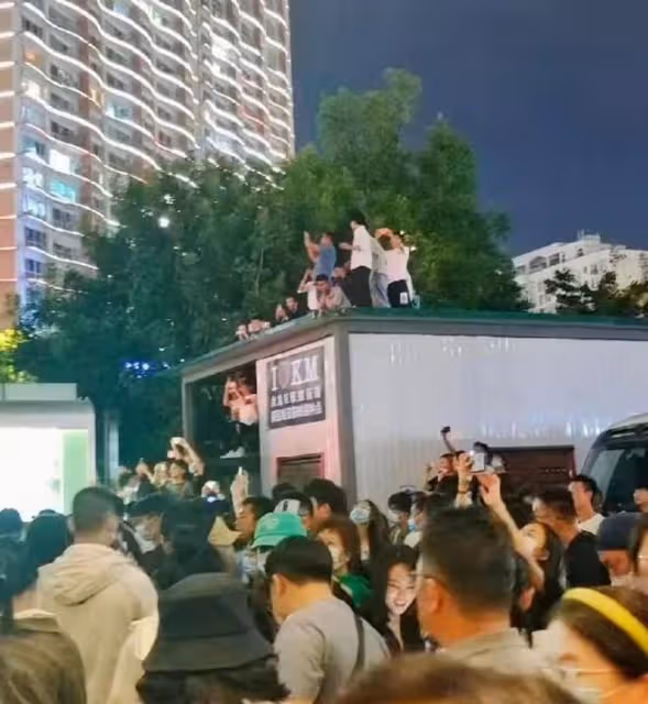 知名韓星舞台上被扔紅色內衣,撿起後用其打招呼,舉止尷尬遭吐槽