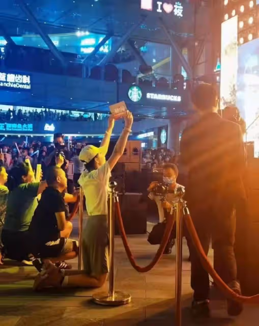 知名韓星舞台上被扔紅色內衣,撿起後用其打招呼,舉止尷尬遭吐槽