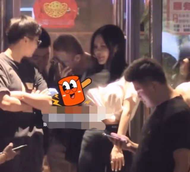 楊坤身旁再換新人,與女子約飯站門口貼身熱聊,對方身材前凸後翹