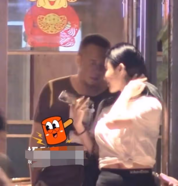 楊坤身旁再換新人,與女子約飯站門口貼身熱聊,對方身材前凸後翹