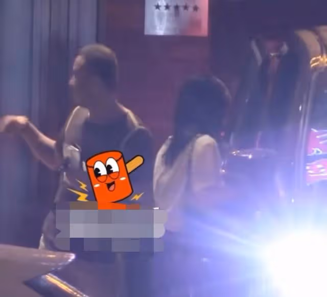 楊坤身旁再換新人,與女子約飯站門口貼身熱聊,對方身材前凸後翹