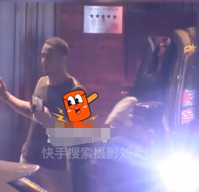 楊坤身旁再換新人,與女子約飯站門口貼身熱聊,對方身材前凸後翹