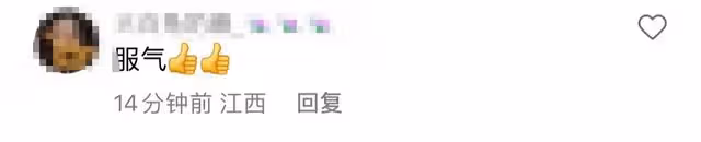 楊坤身旁再換新人,與女子約飯站門口貼身熱聊,對方身材前凸後翹