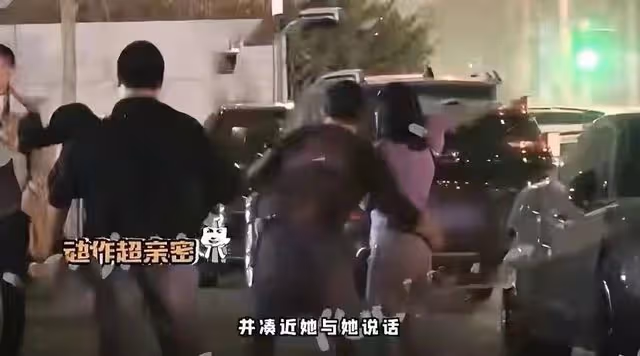 楊坤身旁再換新人,與女子約飯站門口貼身熱聊,對方身材前凸後翹