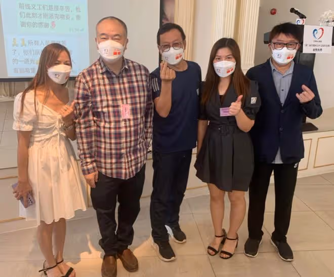 78歲富婆白韻琴出席活動,小15歲老公陪伴,相戀33年無娃仍恩愛