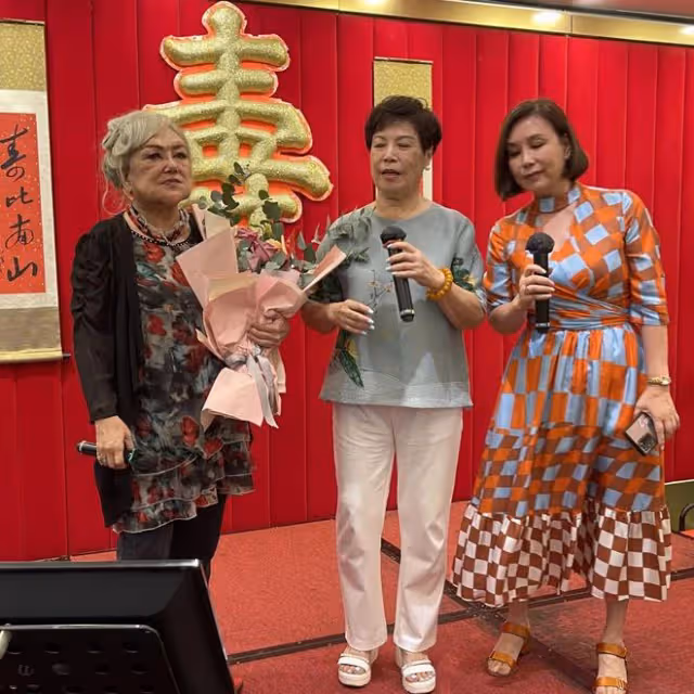 古天樂媽媽戴翡翠參加聚會,佘詩曼攜母現身,兩位老人是多年閨蜜