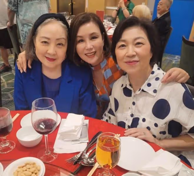 古天樂媽媽戴翡翠參加聚會,佘詩曼攜母現身,兩位老人是多年閨蜜