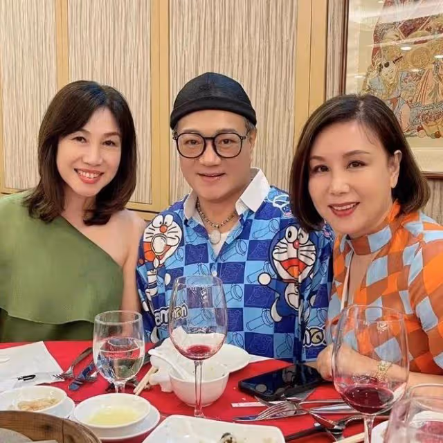 古天樂媽媽戴翡翠參加聚會,佘詩曼攜母現身,兩位老人是多年閨蜜