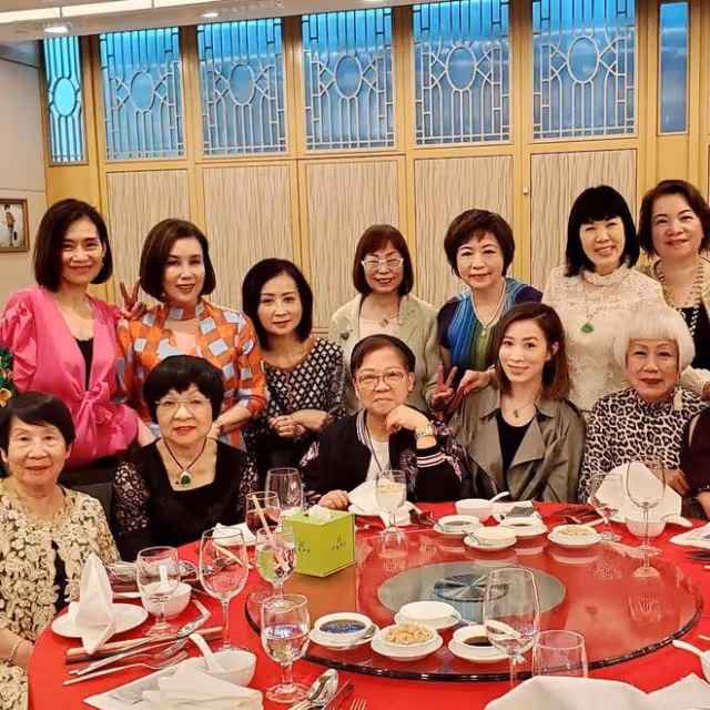 古天樂媽媽戴翡翠參加聚會,佘詩曼攜母現身,兩位老人是多年閨蜜