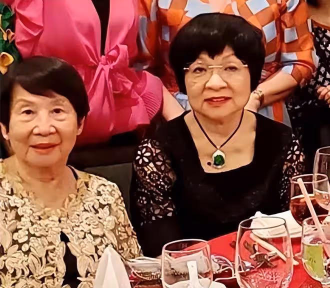 古天樂媽媽戴翡翠參加聚會,佘詩曼攜母現身,兩位老人是多年閨蜜
