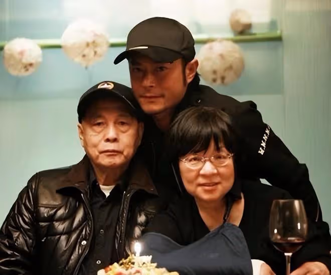 古天樂媽媽戴翡翠參加聚會,佘詩曼攜母現身,兩位老人是多年閨蜜