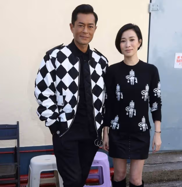 古天樂媽媽戴翡翠參加聚會,佘詩曼攜母現身,兩位老人是多年閨蜜