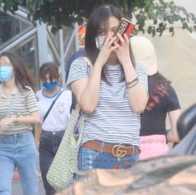 「張庭一家」出事後低調回台,高調穿親子裝逛街卻不搶眼,網友:滿身大牌氣場卻沒了
