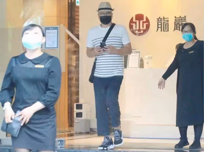 「張庭一家」出事後低調回台,高調穿親子裝逛街卻不搶眼,網友:滿身大牌氣場卻沒了