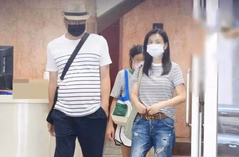 「張庭一家」出事後低調回台,高調穿親子裝逛街卻不搶眼,網友:滿身大牌氣場卻沒了