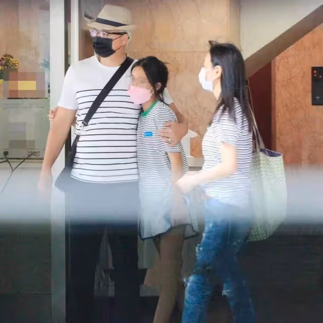 「張庭一家」出事後低調回台,高調穿親子裝逛街卻不搶眼,網友:滿身大牌氣場卻沒了