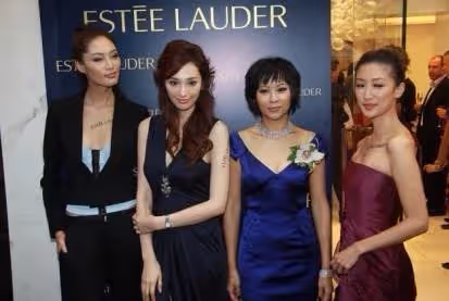 58歲「電眼美人」李美鳳近照曝光,身穿黑色抹胸裙仍然有氣場,網友:氣質高級還是那麼美
