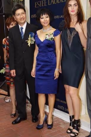 58歲「電眼美人」李美鳳近照曝光,身穿黑色抹胸裙仍然有氣場,網友:氣質高級還是那麼美
