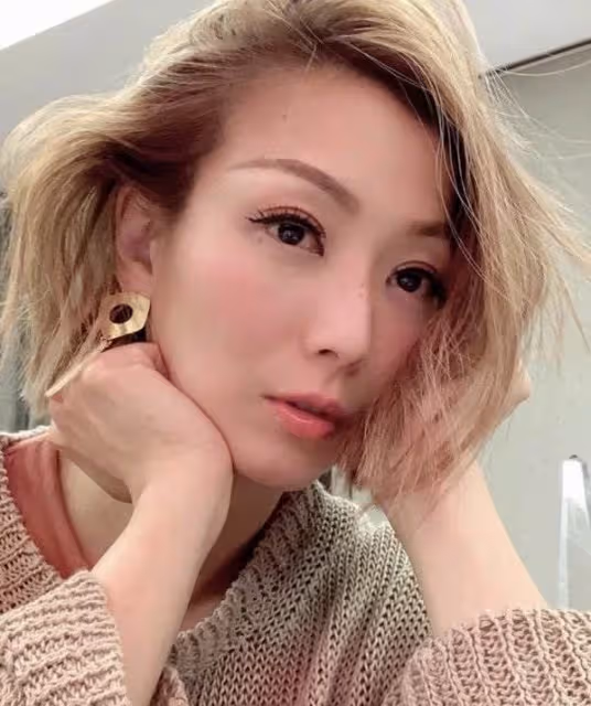 鄭秀文罕曬居家素顏美照!意外曝光豪宅內景,超大落地窗視野開闊,配備大露台堪比度假村,擁有六處房產市值三億