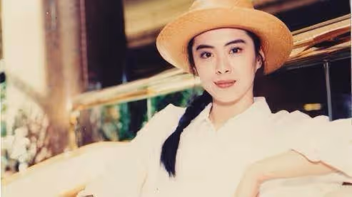 55歲王祖賢近照曝光!出道21年巔峰時刻退圈,如今獨居加拿大至今未婚:一個人逍遙又自在