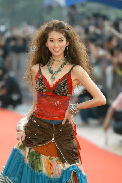 年輕時的林志玲有多美?穿紅色民族風吊帶裙,「爆炸頭」苗條身材太勾人,網友:差點認不出