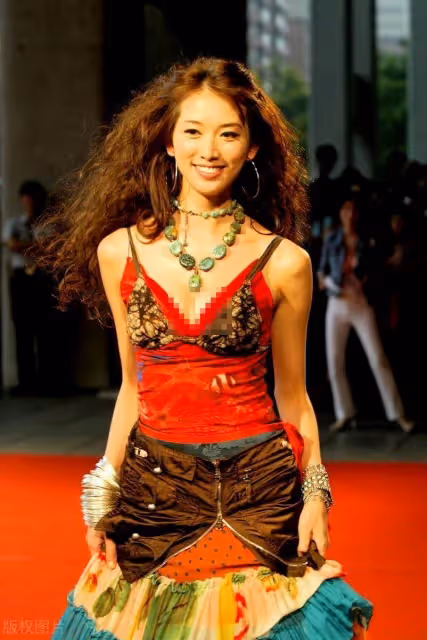 年輕時的林志玲有多美?穿紅色民族風吊帶裙,「爆炸頭」苗條身材太勾人,網友:差點認不出