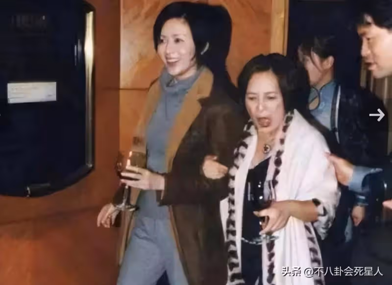 關之琳久違現身!「與68歲富豪前男友」聚會同框不尷尬 「59歲狀態回春」不輸對方年輕小女友