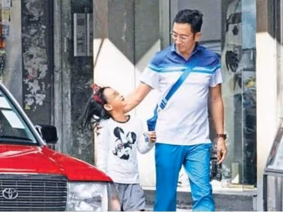 年過半百!昔日影帝2婚「仍娶小姑娘」 婚後7年被敗光數億家產「曝與女兒現狀」:他值得更好的