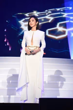無預警認愛!66歲陳美鳳演唱「曖昧小鮮肉驚喜現身」甜蜜獻花 她羞認「穩定交往階段」:是最好時機❤