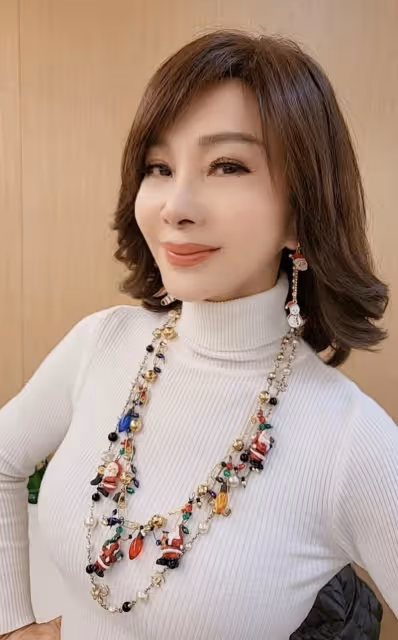 無預警認愛!66歲陳美鳳演唱「曖昧小鮮肉驚喜現身」甜蜜獻花 她羞認「穩定交往階段」:是最好時機❤
