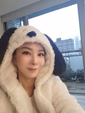 無預警認愛!66歲陳美鳳演唱「曖昧小鮮肉驚喜現身」甜蜜獻花 她羞認「穩定交往階段」:是最好時機❤