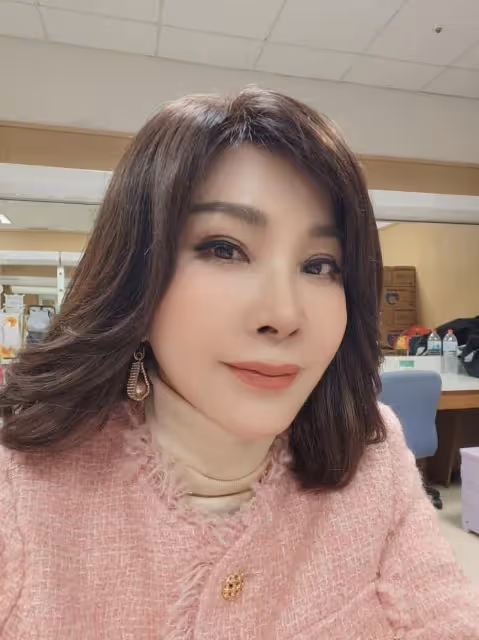 無預警認愛!66歲陳美鳳演唱「曖昧小鮮肉驚喜現身」甜蜜獻花 她羞認「穩定交往階段」:是最好時機❤
