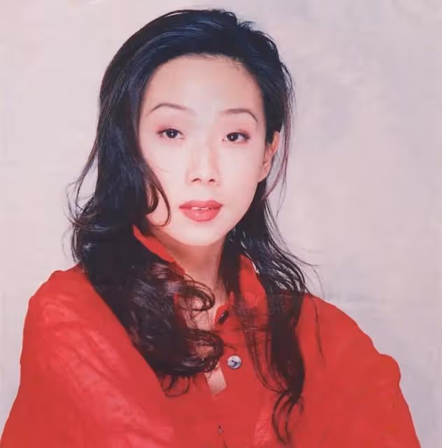 林憶蓮為乾爸胡楓慶生,56歲氣質好,與小11歲男友分手後生活低調