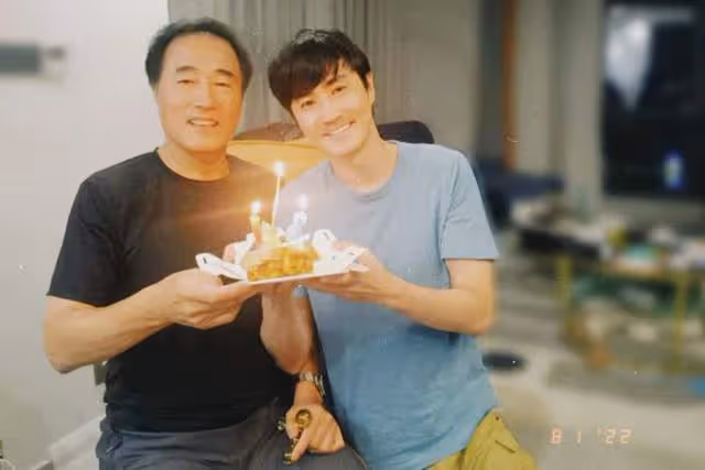 65歲楊立新家中低調慶生!與兒子吃簡陋蛋糕,父子倆越長越相似