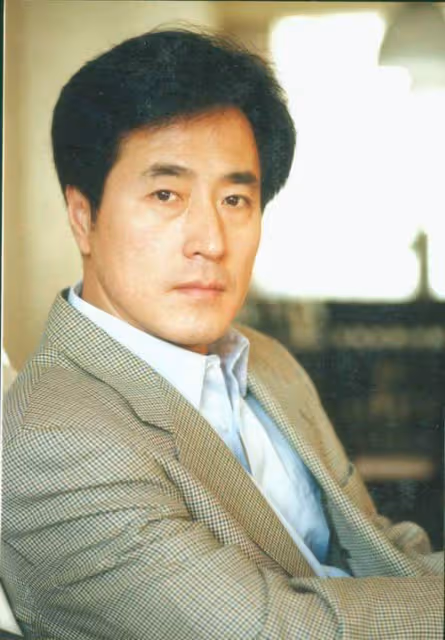 65歲楊立新家中低調慶生!與兒子吃簡陋蛋糕,父子倆越長越相似