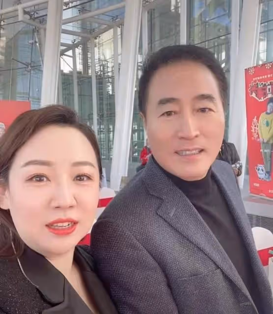 65歲楊立新家中低調慶生!與兒子吃簡陋蛋糕,父子倆越長越相似