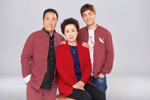 65歲楊立新家中低調慶生!與兒子吃簡陋蛋糕,父子倆越長越相似