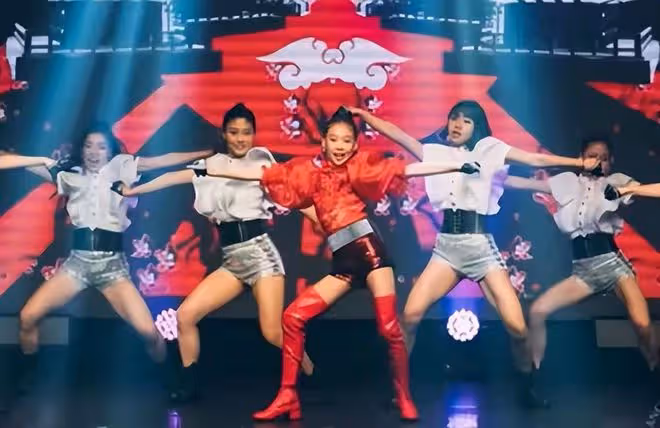 郭台銘倆兒女罕露面!高顏值女兒穿百元裙長腿吸睛,小兒子神似爸