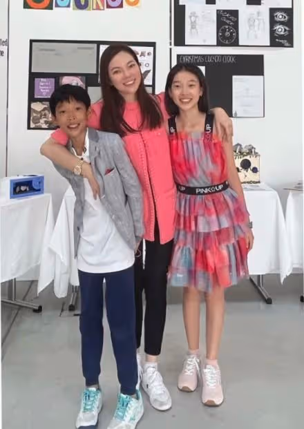 郭台銘倆兒女罕露面!高顏值女兒穿百元裙長腿吸睛,小兒子神似爸
