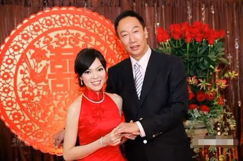 郭台銘倆兒女罕露面!高顏值女兒穿百元裙長腿吸睛,小兒子神似爸