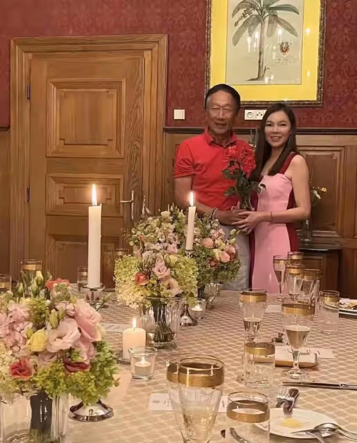 郭台銘倆兒女罕露面!高顏值女兒穿百元裙長腿吸睛,小兒子神似爸