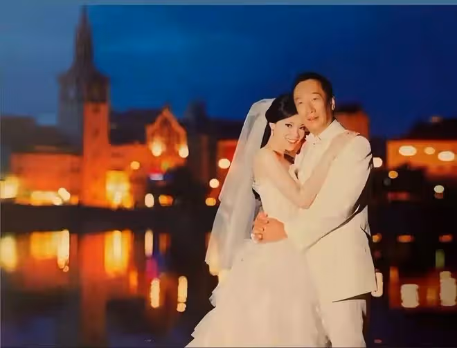 郭台銘倆兒女罕露面!高顏值女兒穿百元裙長腿吸睛,小兒子神似爸