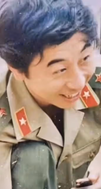 64歲馮鞏穿軍裝致敬建軍節,站姿筆挺眼神堅定,喊話召必回惹淚目